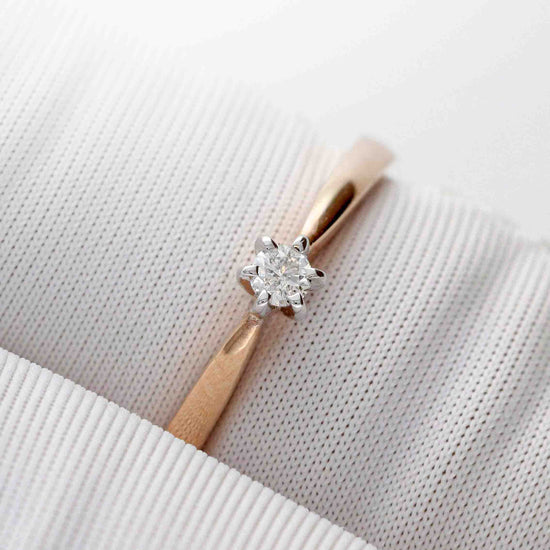 Minimalistinis žiedas iš rožinio aukso su spindinčiu akmeniu