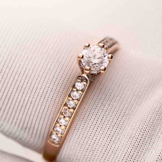 rožinis auksas ir subtiliai inkrustuoti briliantai