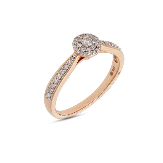 Prabangus rausvo aukso žiedas spindi išskirtiniu briliantų žavesiu. Kiekvienas akmuo kruopščiai inkrustuotas, kad sukurtų nepriekaištingą šviesos žaismą ir elegancijos įspūdį.