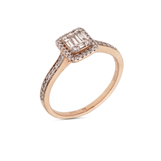 Rausvo aukso žiedas su deimantais – subtilios prabangos akcentas. Šis žiedas spindi elegancija ir tinka tiek kasdienai, tiek ypatingoms progoms.