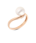 Elegantiškas raudono aukso žiedas su perlu – klasikinis pasirinkimas moteriai, vertinančiai išskirtinumą. Natūralus perlas ir aukštos kokybės auksas – prabanga kiekvienai dienai.