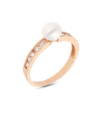 Elegantiškas rausvo aukso žiedas su perlu ir cirkoniu – klasikinis, tačiau modernus papuošalas. Aukštos kokybės auksas, spindintys cirkoniai ir natūralus perlas sukuria nepriekaištingą stiliaus akcentą.