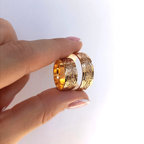 Žiedų pora: rožinis auksas 585, reljefas per vidurį, 8 mm plotis