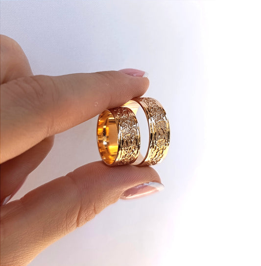 Žiedų pora: rožinis auksas 585, reljefas per vidurį, 8 mm plotis