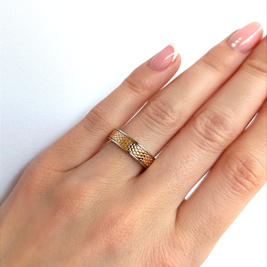 Žiedų pora su poliruotomis baltomis briaunomis ir reljefiniu rožinio aukso centru, 5 mm