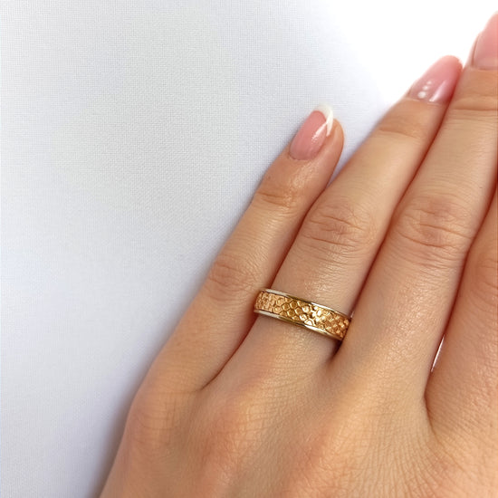 Žiedų pora su poliruotomis baltomis briaunomis ir tekstūriniu rožinio aukso centru, 5 mm