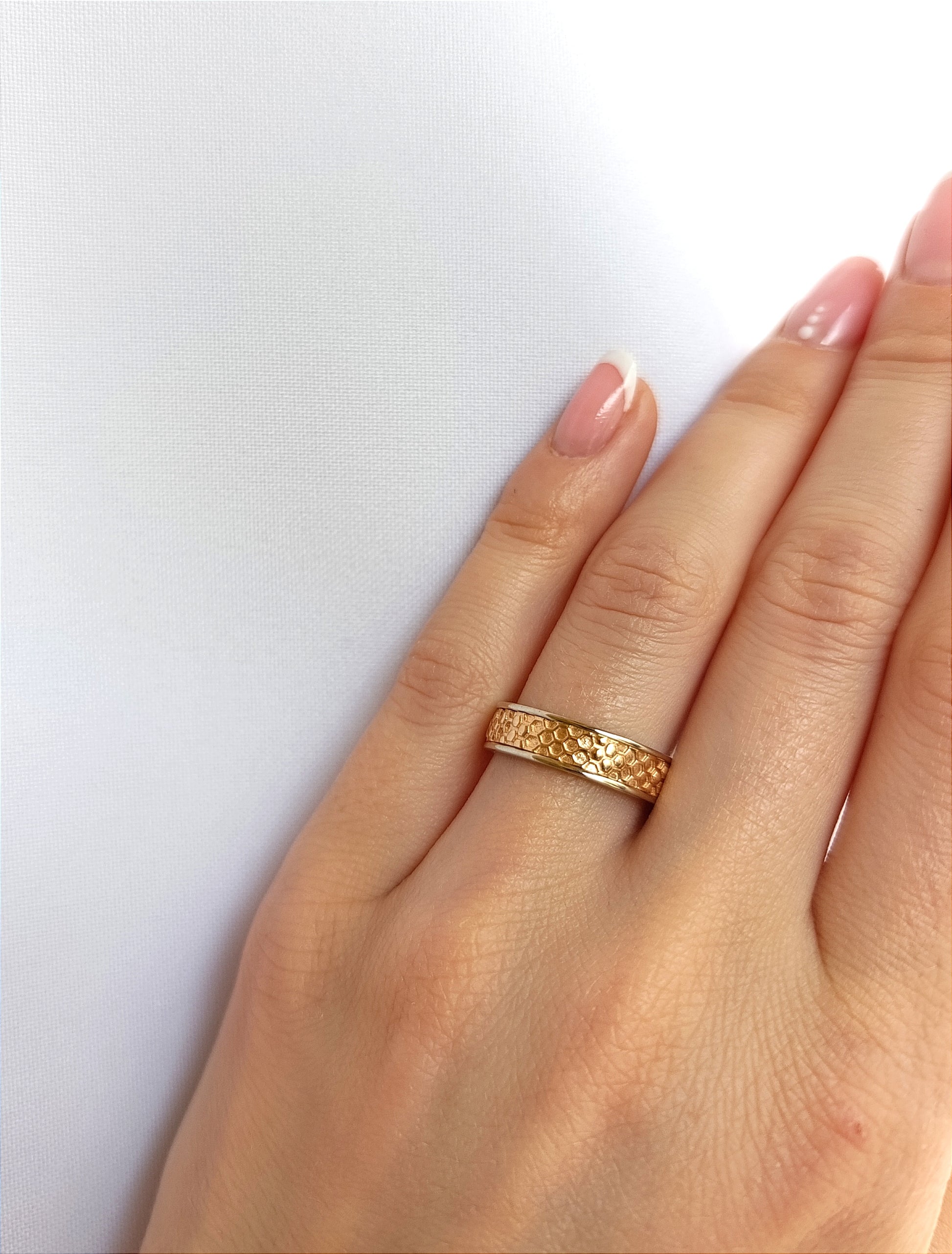 Žiedų pora su poliruotomis baltomis briaunomis ir tekstūriniu rožinio aukso centru, 5 mm