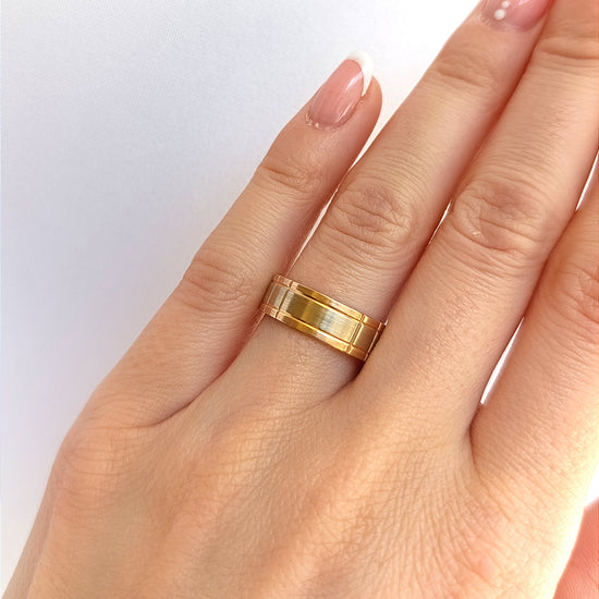 Žiedų pora su poliruotomis rožinio aukso briaunomis ir segmentuota balto aukso juosta, 6 mm