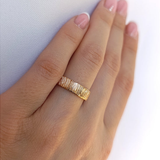 Žiedų pora iš rožinio aukso, 5 mm, lininė tekstūra, minimalistinis dizainas