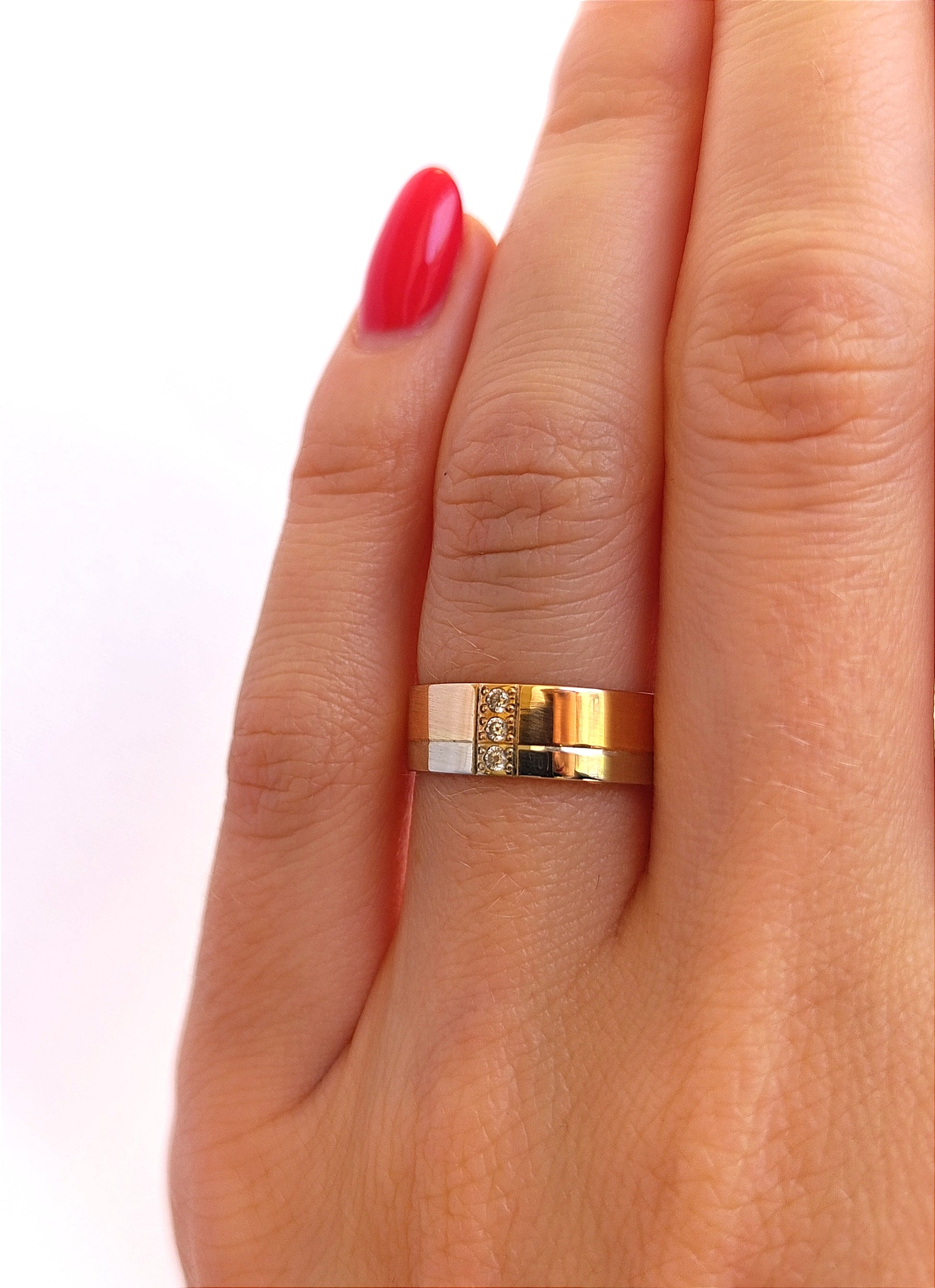 Žiedų pora: rožinis + baltas auksas, viename žiede balto aukso segmentas su trimis briliantais, 6 mm