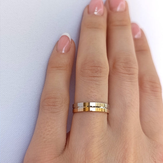 Žiedų pora iš rožinio ir balto aukso, 4,5 mm, minimalistinis dviejų spalvų dizainas