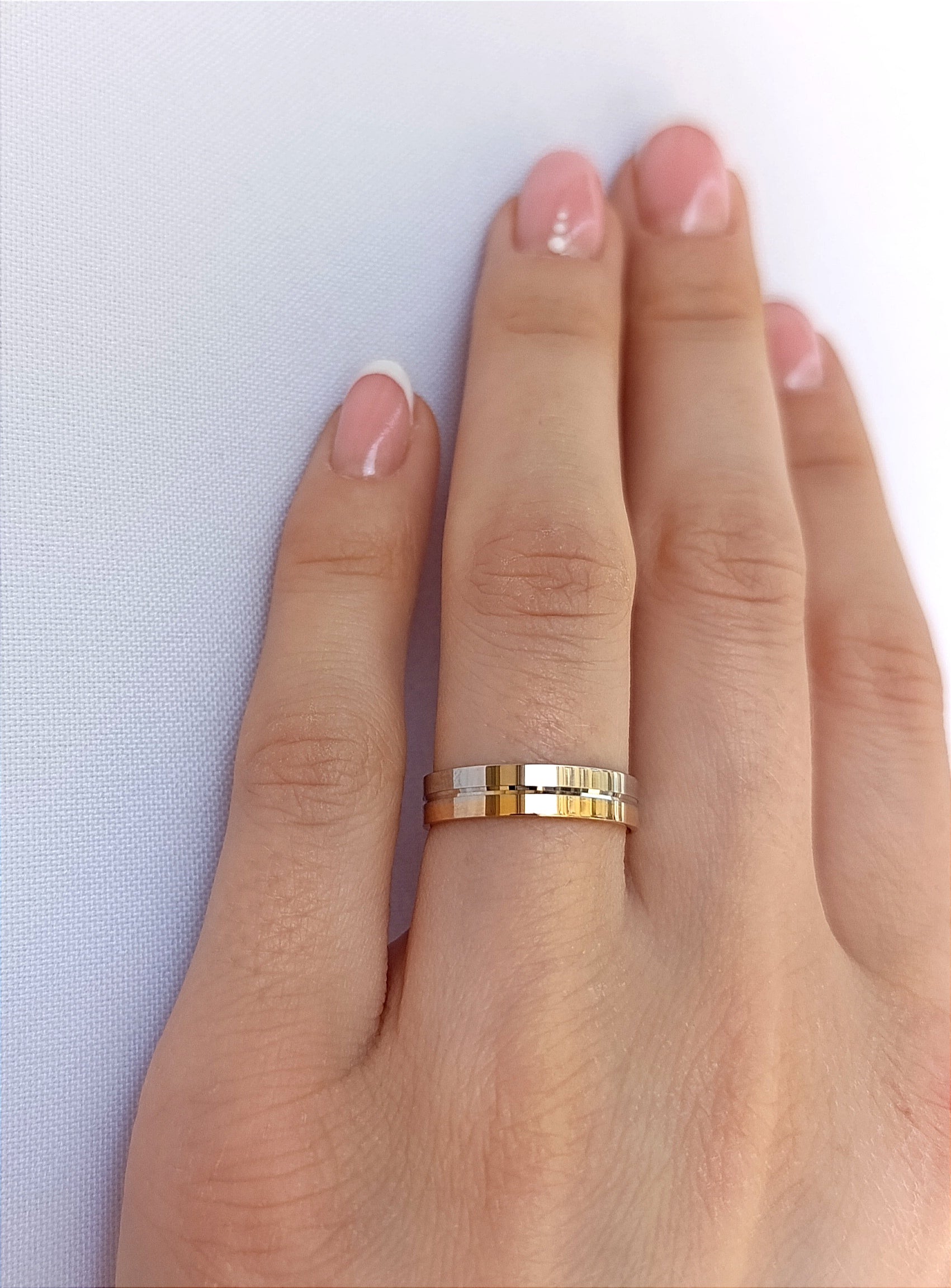 Žiedų pora iš rožinio ir balto aukso, 4,5 mm, minimalistinis dviejų spalvų dizainas