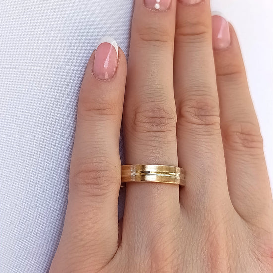 Žiedų pora iš rožinio ir balto aukso, 4 mm, subtilus kontrastas