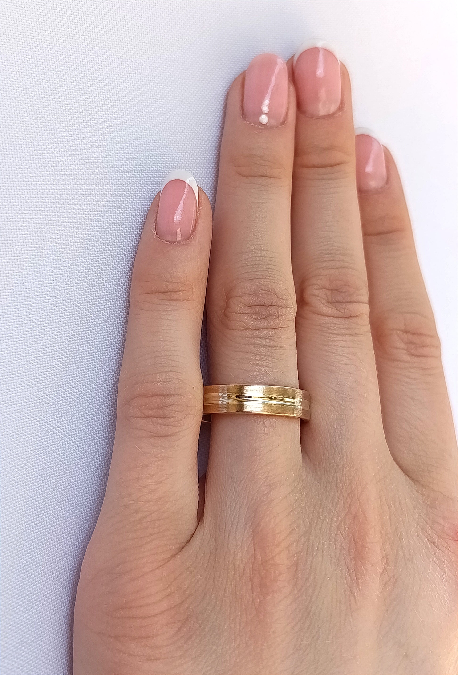 Žiedų pora iš rožinio ir balto aukso, 4 mm, subtilus kontrastas