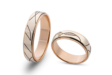 Dviejų spalvų vestuviniai žiedai su grafiniu raštu ir cirkonių akcentu, 5 mm