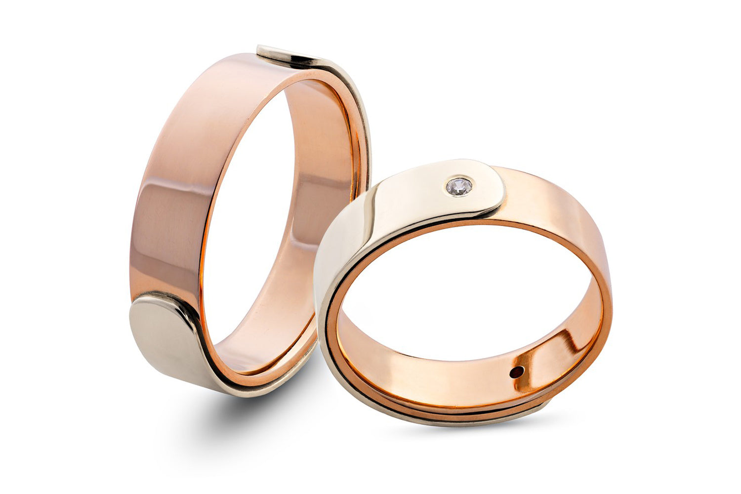 Dviejų spalvų vestuviniai žiedai, 6 mm, rožinis auksas su asimetriškais balto aukso intarpais ir briliantu