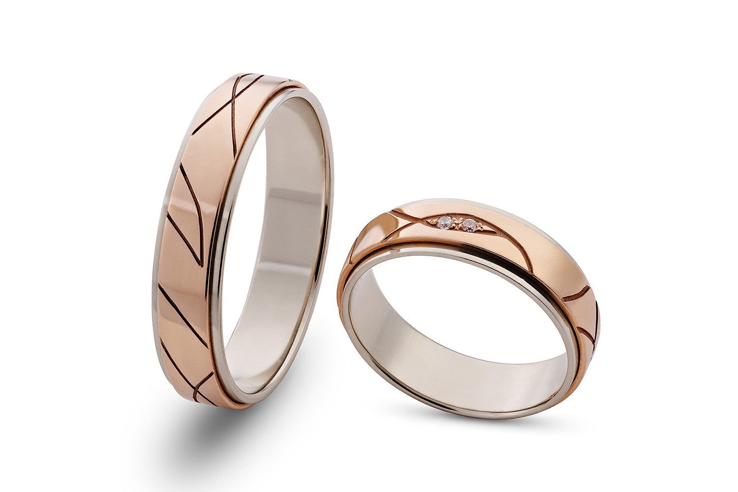 Dvispalviai vestuviniai žiedai su įstrižų linijų raštu ir cirkonių akcentu, 5 mm