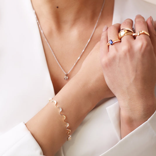 Klasisks sarkanā zelta gredzens ar zilu cirkonu un sānu acīm, skats no augšas